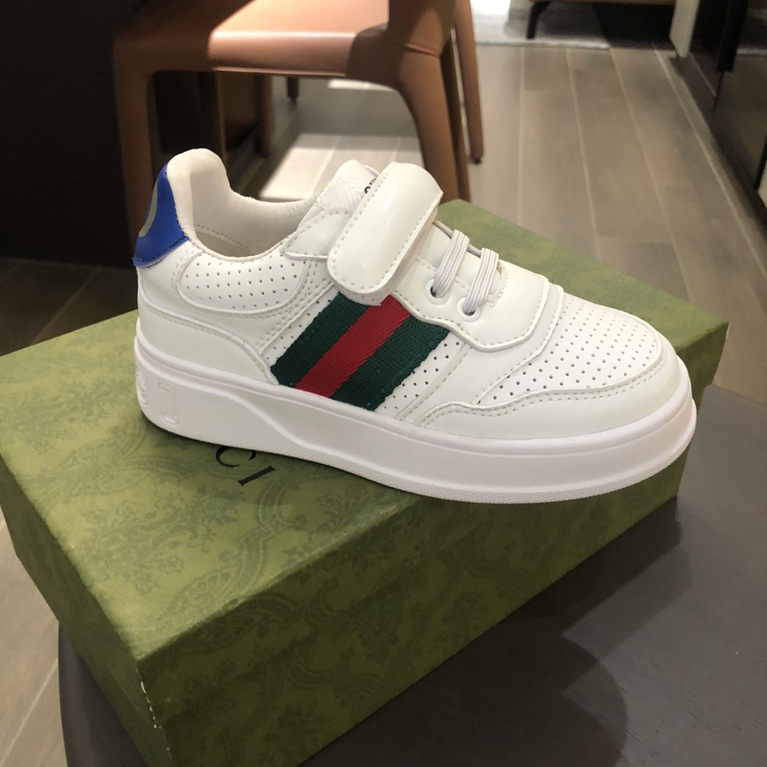 Children's shoes child
